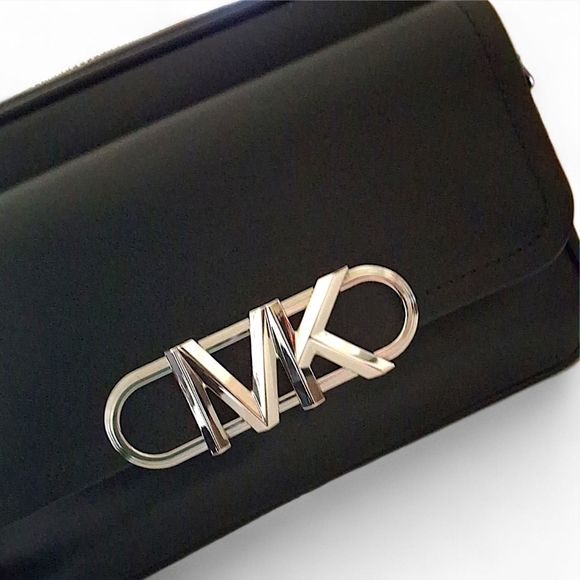 Michael Kors Manhattan Camera Crossbody - Picture 2 of 12